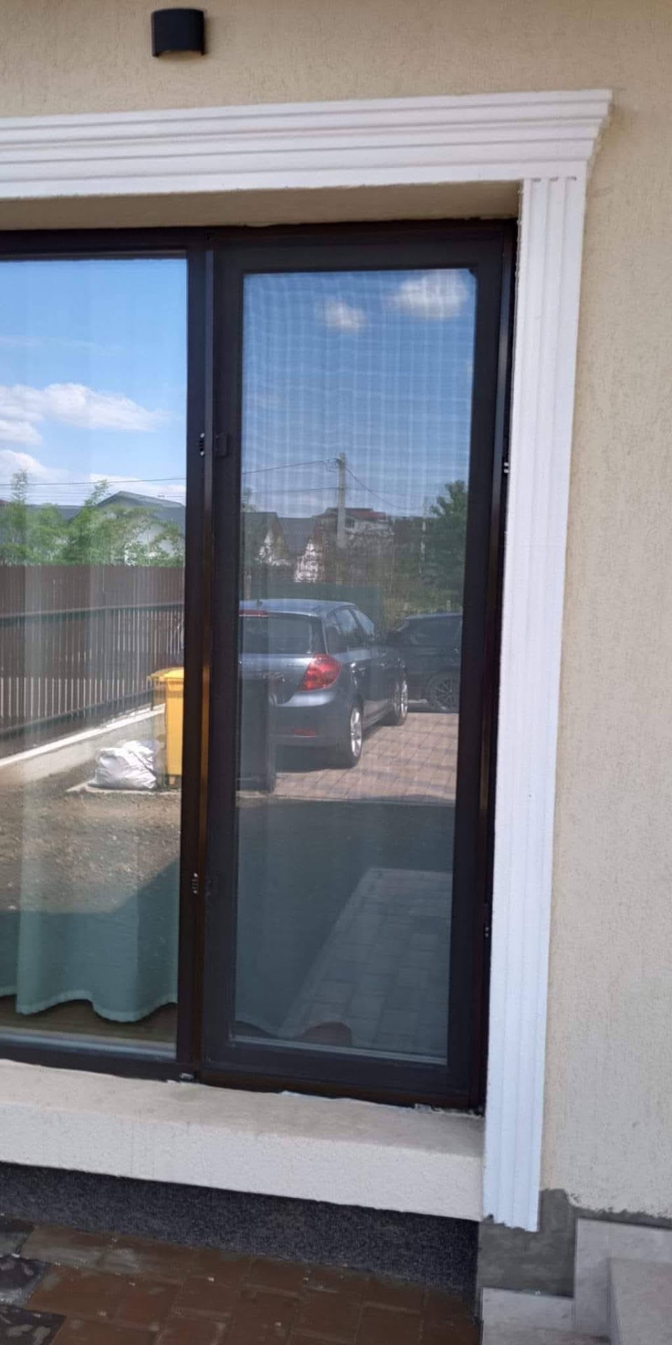 Ușă balcon glisantă — plasă pe cadru maro