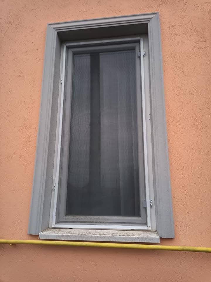 Plasă pentru geam mansardă, cadru gri
