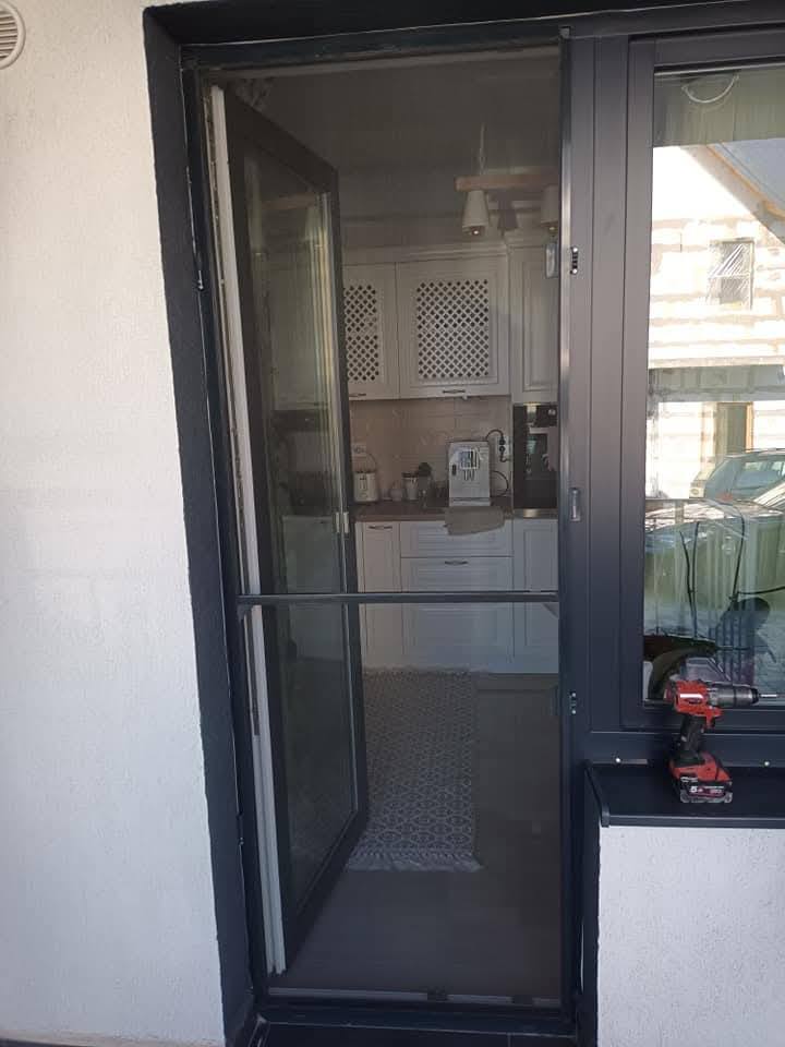 Ușă antracit cu plasă pe două panouri
